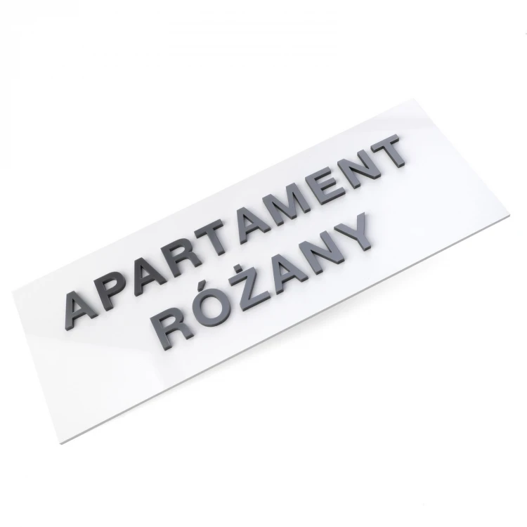 Biała tabliczka z wypukłymi literami - wymiary: 300x110mm - TAB520 